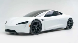 Tesla Roadster: den bilen som aldri kom – og likevel aldri forsvant