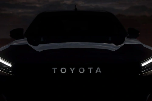 Ny Hilux får el-versjon: Toyota teaser verdensdebut 10. november – med batteri som nytt drivalternativ