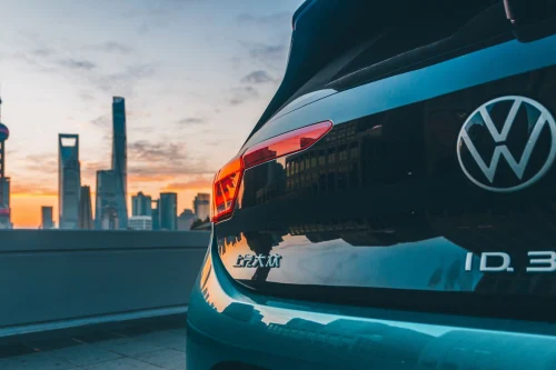 VW vil ikke ha lynrask lading før tidligst 2030 – prioriterer rimelige elbiler framfor kinesisk ladekapasitet