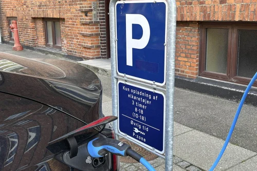 Dansk dom: Risiko for parkeringsbot selv om elbilen er koblet til laderen