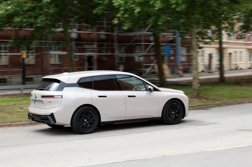 Dansk bilmagasin tester BMW iX: pris og garanti setter preg på dommen