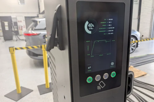 Alpitronic lanserer megawattlader: Kan lade kompatible elbiler fra 10 til 80 prosent på under ti minutter