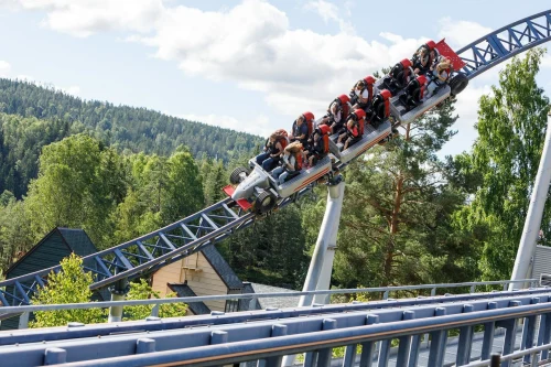 Slik lader du elbilen ved Norges største fornøyelsesparker i sommer