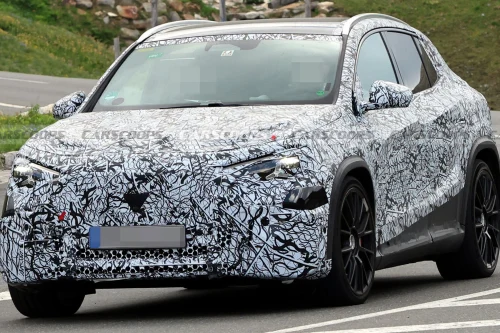 Elektrisk Mercedes-AMG GLA fanget på spionbilder – rykter om tre motorer og over 500 hestekrefter