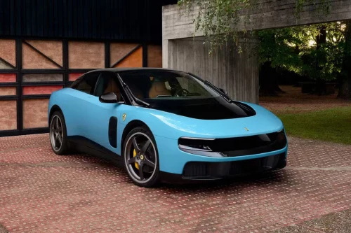 Ferraris første elbil lansert i Kina – prises lavere enn i Europa