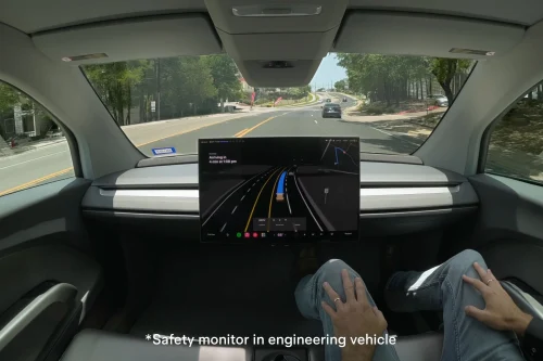 Tesla kjører Cybercab i Austin-trafikken – uten ratt og pedaler