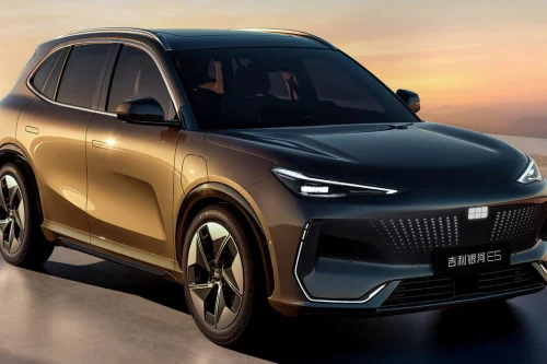Geely E5: Kompakt elbil-SUV med LFP-batteri og kampanjepris gjør europeisk debut