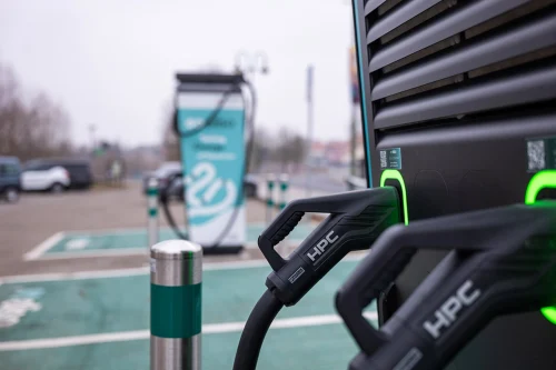 EU-parlamentet vil fjerne tillatelseskrav for hurtiglading langs motorveier