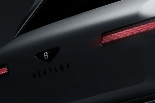 Bentleys første elbil erstatter V8-brølet med trommer og orkesterlyd
