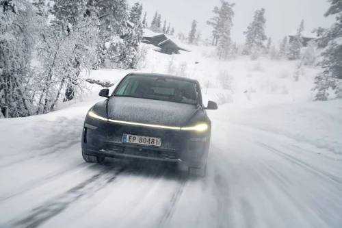 Tesla ruller ut nye antispinn-innstillinger — skal bli tryggere på vinterføre