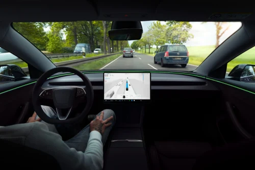 Tesla hevder FSD gir 5,2 ganger færre kollisjoner i Europa – men tallene er egne og uverifiserte