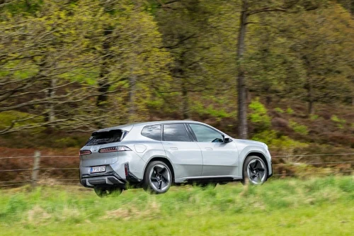 BMW innfører åtte års nybilgaranti på elbiler i Danmark – norske kunder må vente