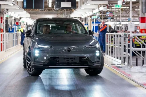 Volvo EX60 slår an – men batteriene kommer ikke fort nok