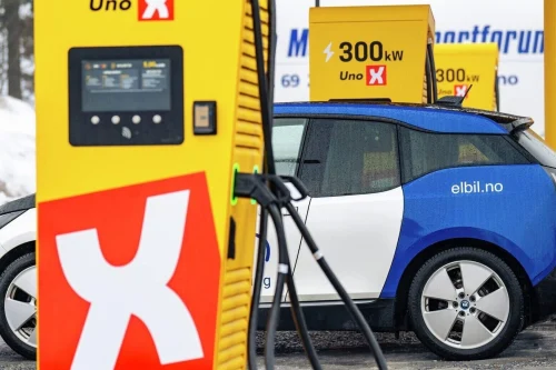 Uno-X tar over 45 ladepunkter fra E.ON Drive og Clever