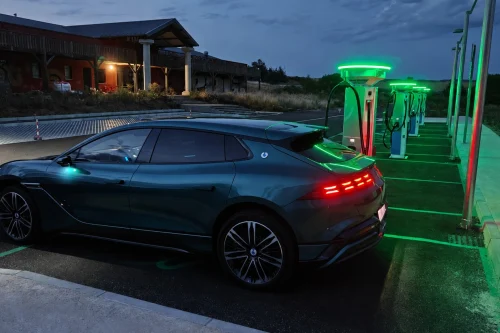 Denza Z9 GT ladet med 721 kW på fransk ladestasjon