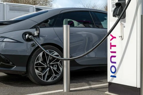 ADAC-test: Hurtiglading taper 5–15 prosent av energien