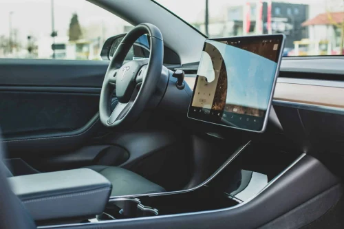 Britisk test: Tesla Model Y hadde 122 spøkelsesbremser – over 15 ganger flere enn BMW i5