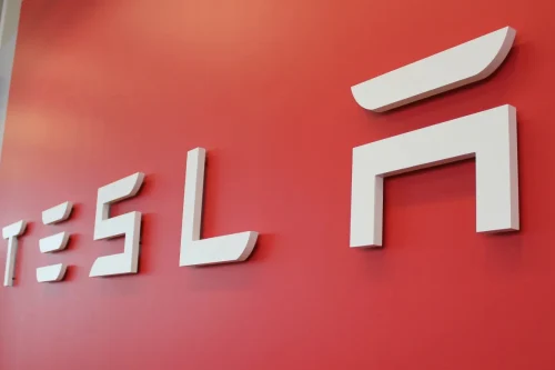 Europa nøler etter gigantisk Tesla-tilbakekalling i Kina