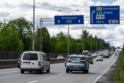 Fire av ti bompasseringer skjer nå med elbil
