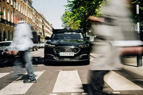 Uber og Wayve åpner Storbritannias første autonome bestillingstjeneste i London