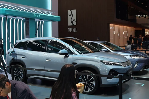 BYD hever utenlandssalget og sikter mot 2,5 millioner utenfor Kina i 2027