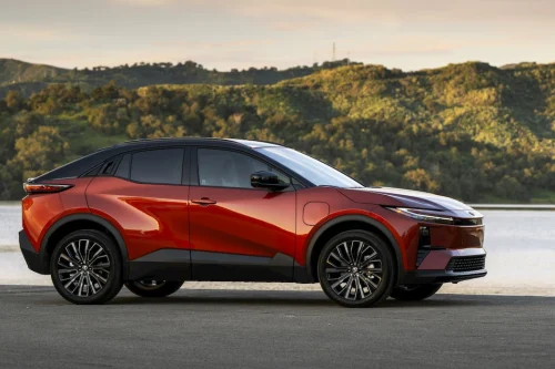 Toyota tilbakekaller rundt 10.000 C-HR EV på grunn av fare for tap av drivkraft