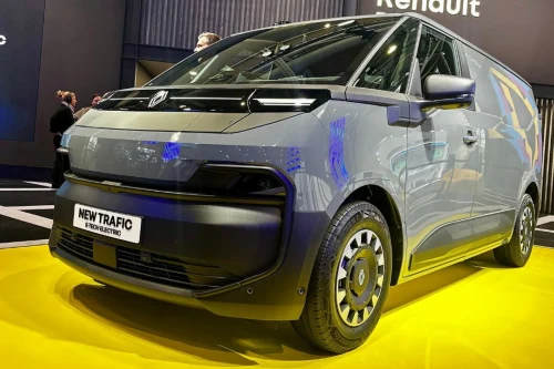 Renault viser elektrisk Trafic med 800-voltsystem og 470 km rekkevidde