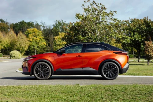 Toyota tilbakekaller C-HR+ etter programvarefeil som kan stoppe bilen i trafikken