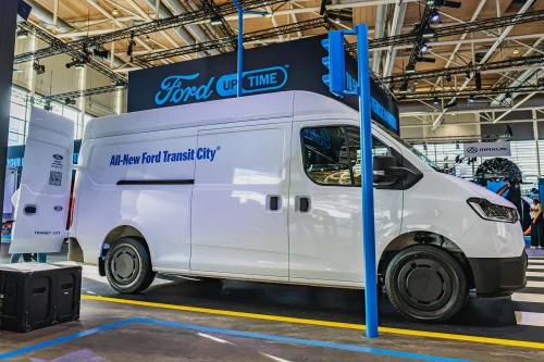 Ford viser E-Transit med 432 km rekkevidde på IAA Transportation