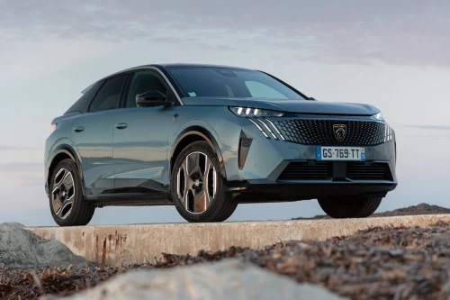 Stellantis stanser elbilproduksjon i Frankrike etter batterimangel