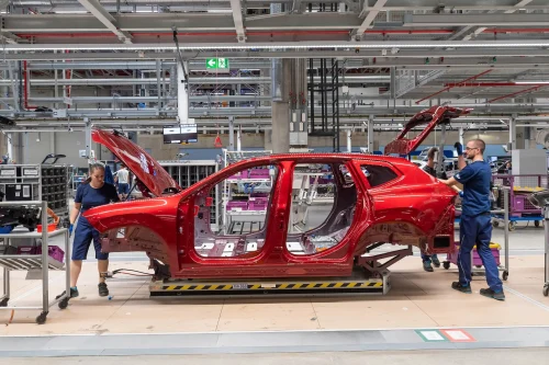BMW øker iX3-produksjonen: 100.000 bestillinger sender fabrikken over på døgnkontinuerlig drift