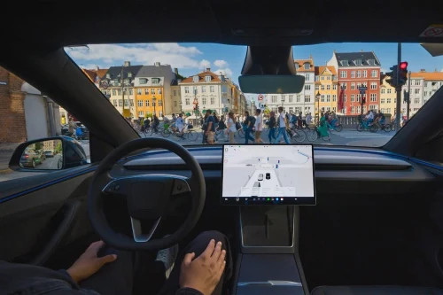 Tesla bytter FSD-navnet til Tesla Assisted Driving i flere europeiske markeder