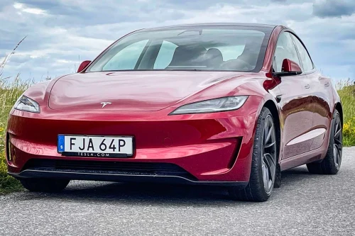 Tesla oppgraderer Model 3 med lengre rekkevidde, raskere ytelse og større skjerm