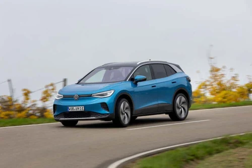 VW gjør batterisaken global: 72.700 elbiler tilbakekalles med pålagt ladetak