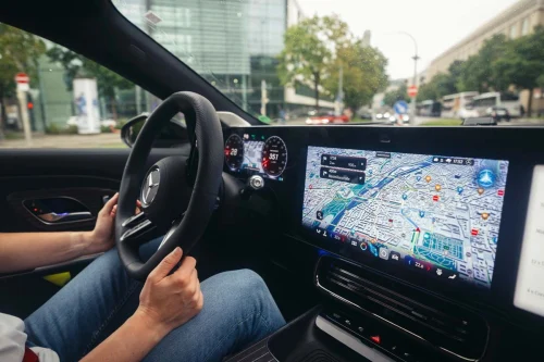 Mercedes lanserer nytt avansert kjøreassistentsystem i Tyskland i 2027