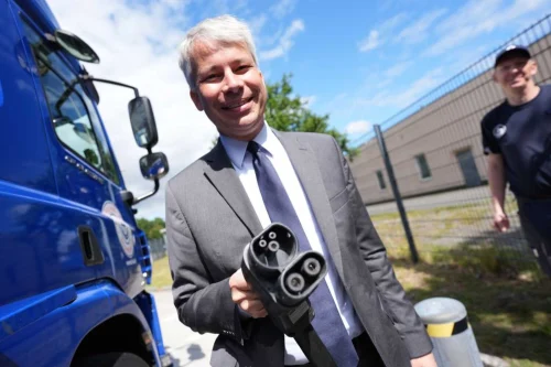 Tysk minister vil presse fram Tesla FSD i EU — og åpner for å gå alene