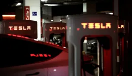 Tesla FSD kjørt 10 millioner kilometer i Nederland på under en måned – EU-høring i dag
