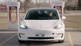 Tesla Model 3 med 600 000 kilometer: Italiensk taxisjåfør utfordrer myten om elbilbatterier