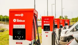 Bare én av fem elbilister bruker batteriforvarming – kan gi mye lengre ladetid
