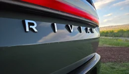 Rivian R2 startet leveringene – men billigste utgave må kundene vente på
