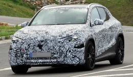 Elektrisk Mercedes-AMG GLA fanget på spionbilder – rykter om tre motorer og over 500 hestekrefter