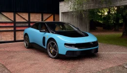 Ferraris første elbil lansert i Kina – prises lavere enn i Europa