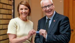 Elbilforeningens generalsekretær leverte ny ladebrikke til Hoksrud – personlig, på Stortinget