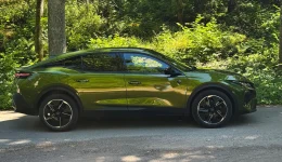 Test av Peugeot e-408: Kul bil med gammeldags innmat