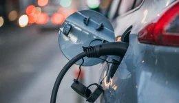 Ny rapport: Elbilene har falt 18 prosent i pris – og er nå billigere enn fossilbilene