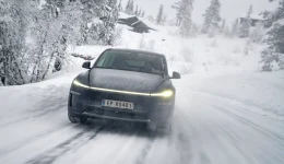 Tesla ruller ut nye antispinn-innstillinger — skal bli tryggere på vinterføre