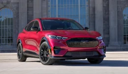 Ford tilbakekaller 86 000 Mustang Mach-E: limet på karosserilister kan svikte
