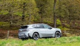 BMW innfører åtte års nybilgaranti på elbiler i Danmark – norske kunder må vente