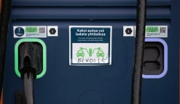 Nesten halvparten av nye biler i Finland er elbiler – og veksten akselererer