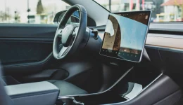 Britisk test: Tesla Model Y hadde 122 spøkelsesbremser – over 15 ganger flere enn BMW i5